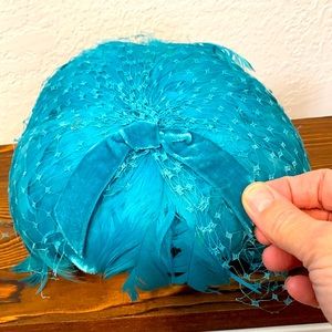 So vintage feathers prob from the 1950’s hat headdress..lots of pictures